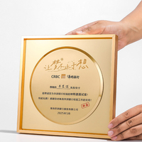 Médaille personnalisée unique en bois poli gravé, éco-responsable, vierge et personnalisable avec impression UV