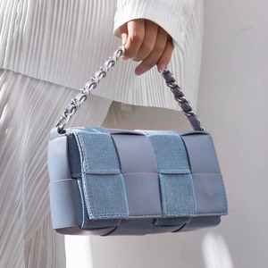<span class=keywords><strong>Sac</strong></span> à bandoulière mini en denim bleu clair personnalisé avec empiècements tissés et poignée chaîne argentée – <span class=keywords><strong>Sac</strong></span> à <span class=keywords><strong>main</strong></span> tendance pour femme - Product Image 1