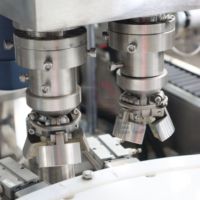 Machine d'étiquetage de bouchage de remplissage de liquide automatique à grande vitesse à prix d'usine avec 4 6 8 10 options de tête et contrôle intelligent