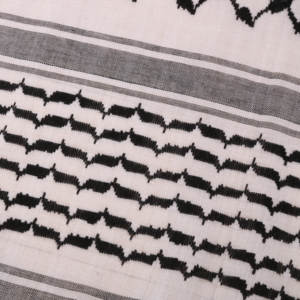 Yashmagh Palestinese da Uomo, Sciarpa Quadrata Nera in Poliestere con Piccole Nappe e Design Tinto in Filo - Product Image 4