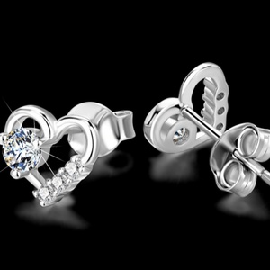 Boucles d'oreilles clous en cuivre en forme de petit cœur, serties de zircone cubique ronde de 3 mm, pour femmes, idéales pour le quotidien - Vente en gros - Product Image 4