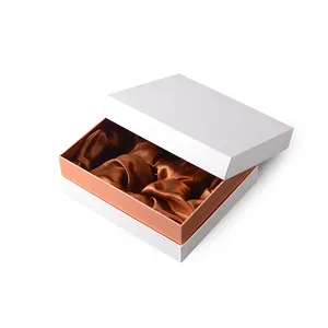 개인 로고 크림 화이트 뚜껑과 쿠션 인서트로 맞춤형 코팅지로 덮인 매트 박스 2 장