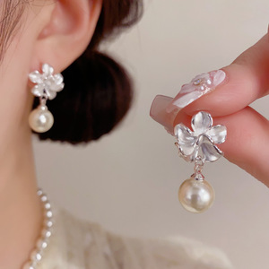 Pendientes Colgantes Vintage de Plata con Placa, Flor, Esmalte y Perla para Mujer, Joyas Elegantes al por Mayor - Product Image 3