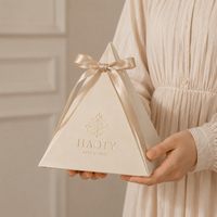 Paquet de papier de stock de taille fixe personnalisé sacs en papier triangulaires cadeau de conception en relief de logo exquis