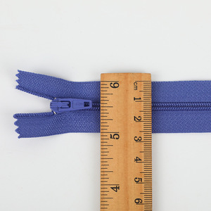Fermeture éclair en nylon à glissière libre à verrouillage automatique, 5e taille, direct usine, délai d'échantillon de 7 jours pour vêtements, uniformes scolaires, manteaux pour femmes - Product Image 1