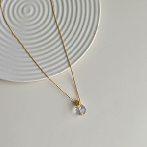 Collar con Colgante de Cristal Blanco Natural Lotus, Cadena de Eslabones Chapada en Oro de 18K y Plata de Ley 925, Diseño Único Dylam, Zirconia 5A - Product Image 6