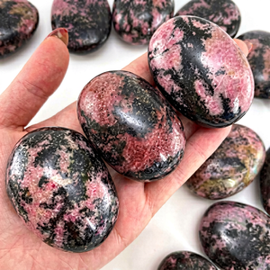 Pierre de palmier ovale en rhodonite naturelle, pierre précieuse de guérison polie, mascotte, souvenir, fournisseur en gros du Gujarat - Product Image 2