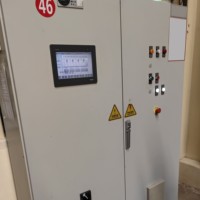Boîtier de distribution HMI sur mesure 440V 630A haute performance à double porte IP54 avec serrure hybride pour hubs d'automatisation industrielle