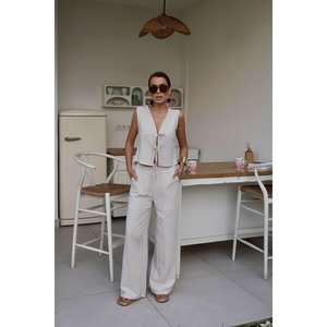 Ensemble de costume en lin beige pour femmes en gros avec un élégant détail de nœud - Product Image 5