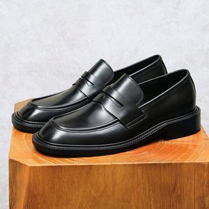 Mocassins personnalisés de style anglais avec boucles tendance en fer à cheval et empeigne en cuir à motif autruche pour une chaussure décontractée monobloc - Product Image 3