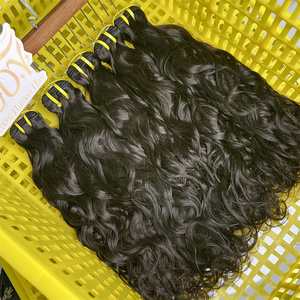 Fasci di <span class=keywords><strong>capelli</strong></span> umani naturali indiani grezzi in colore 1B <span class=keywords><strong>prodotti</strong></span> <span class=keywords><strong>per</strong></span> <span class=keywords><strong>capelli</strong></span> di alta qualità 100% <span class=keywords><strong>capelli</strong></span> ondulati indiani non trasformati crudi - Product Image 4