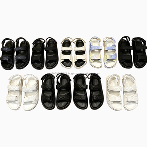 Sandales plates en cuir chic pour femme, marque de créateur, pour l'été et la plage, vente en gros - Product Image 3