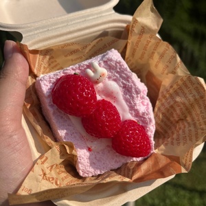 Jouet anti-stress souple en TPR à rebond lent, en forme de gâteau à la crème de fraises fait main japonais, en maltose, pour enfants - Product Image 3