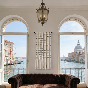 Elegante Decoración Tejida Estilo Boho Costero, Tapiz <span class=keywords><strong>de</strong></span> Macramé con Borlas Verticales para Interiores con Vista al Mar - Product Image 2