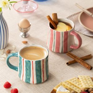 Tasses à café en porcelaine à rayures 12oz, design <span class=keywords><strong>alternant</strong></span> rouge et vert vibrant, compatibles micro-ondes et lave-vaisselle, usage quotidien - Product Image 3