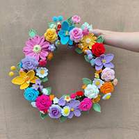 Couronne de fleurs au crochet Jarrey Rainbow, faite à la main en fil tricoté, avec des fleurs de rose, de pivoine, de marguerite et d'orchidée, pour la décoration de porte ou de mur
