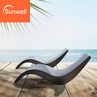 Chaise longue de luxe en rotin PE en forme de S avec dossier en osier et structure en aluminium pour piscine et plage