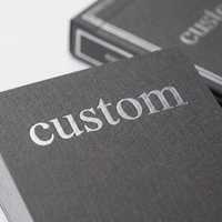Baraja de Póker Personalizada con Relieve en Plata, Impresión CMYK a 4 Colores, Núcleo Azul, Regalo Premium para Promoción Corporativa