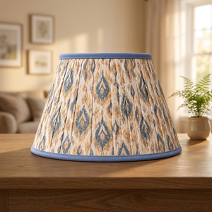 Abat-jour en lin Khadi bleu et beige |   Abat-jour en tissu géométrique plissé fait main pour lampes de table et lampadaires - Product Image 4