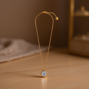 Collana con Ciondolo Angelina in Acciaio Inossidabile Placcato Oro con Zirconia Cubica Rotonda, Gioiello Minimalista per Uso Quotidiano, Regalo Unisex - Product Image 2