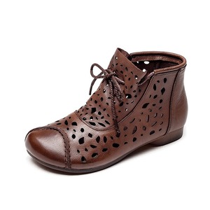 Botines perforados de verano con parte superior de cuero genuino de caña alta y suela plana. Sandalias cómodas para mujer. - Product Image 1