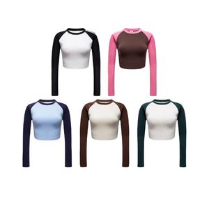 TKAN715 OEM, venta al por mayor, camiseta de Color de contraste de alta calidad para mujer, camiseta recortada raglán en blanco de manga larga con cuello redondo - Product Image 1
