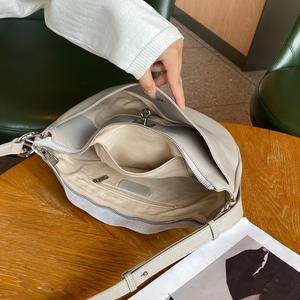 ผู้ผลิตกระเป๋าสะพายไหล่ รับผลิตตามสั่ง ขายส่ง OEM 2026 รุ่นใหม่ กระเป๋าหนังสะพายไหล่ทรงเก๋ไก๋สำหรับผู้หญิง - Product Image 4