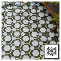 Mur intérieur de villa, luxe moderne, sur mesure, en acier métallique avec parquet en pierre naturelle verte, motif floral, mosaïque de marbre irrégulière