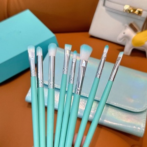 La fábrica produce juegos de brochas cosméticas al por mayor que son adecuados para diversas aplicaciones de maquillaje y son convenientes para transportar. - Product Image 1