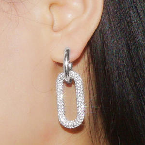 Orecchini E2182 in Oro Bianco con Moissanite, Design Minimalista a Forma di Lettera, Taglio Brillante Rotondo, Micro Incastonatura, Gioielli Unisex - Product Image 3