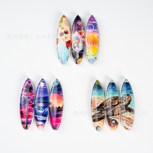 แม่เหล็กติดตู้เย็นรูปทรงกระดานโต้คลื่นแบบกำหนดเอง งานฝีมือเรซิ่น ดีไซน์ชายฝั่ง ชุดสามชิ้น ของตกแต่งบ้าน - Product Image 1