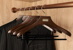Accesorios de exhibición de ropa de madera de gama alta con logotipo personalizado Premium, barra de pantalones antideslizante para abrigos pesados - Product Image 5
