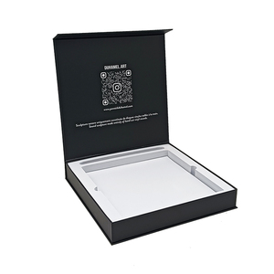 Caja de Regalo de Cartón Reciclable de Lujo con Tapa Abatible, Cierre Magnético, Papel Negro, con Inserto, Grabado en Relieve y Recubrimiento UV - Product Image 4