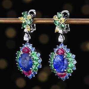 Pendientes de Clip con Múltiples Piedras Preciosas, Oro Blanco de 18K con Zafiro Azul Natural en el Centro, Total de 5.024ct de Piedras Preciosas Mixtas: Zafiro y Turmalina - Product Image 3