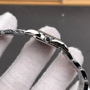 Montre-bracelet carrée rétro, avec des chiffres romains classiques, idéale pour les occasions professionnelles et décontractées. - Product Image 5