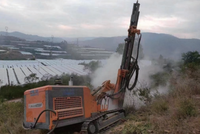 Foreuse rotative portative sur chenilles à moteur diesel pour fondations de panneaux photovoltaïques
