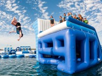 Mur d'escalade aquatique gonflable et défi d'escalade |   Attraction de parc aquatique flottant pour lacs et stations balnéaires