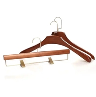 Cintre à clips inférieurs avec cintre en bois et porte-pantalon pince cintre