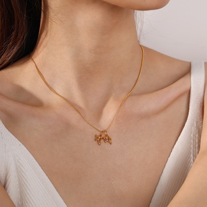 Breloque Zodiaque en forme de cluster tubulaire |   Pendentif signe du zodiaque en acier inoxydable plaqué or 18K PVD avec pavé de zirconiums cubiques 3D |   Imperméable et hypoallergénique - Product Image 5