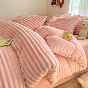 طقم أغطية سرير من الصوف السميك عالي الجودة مكون من أربع قطع بلون واحد مع غطاء لحاف وملاءة سرير من الفرو الناعم - Product Image 4