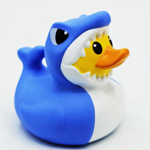 सबसे ज्यादा बिकने वाली प्यारी 3 डी छोटी बतख, शार्क पोशाक वाटरप्रूफ फ्लोटिंग कार्टून स्नान खिलौना प्लास्टिक शार्क बतख - Product Image 1