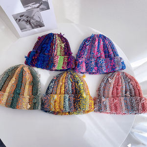 Chapeau beanie en tricot <span class=keywords><strong>crochet</strong></span> fait main à franges rayées délavées colorées pour femmes vintage d'hiver chaud - Product Image 1