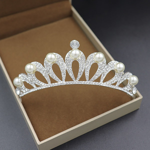Diadème de Mariage Traditionnel en Perles Royales, Couronne Scintillante en Strass Argentés, Coiffe de Mariée Sophistiquée à Arche pour Occasions Spéciales - Product Image 5