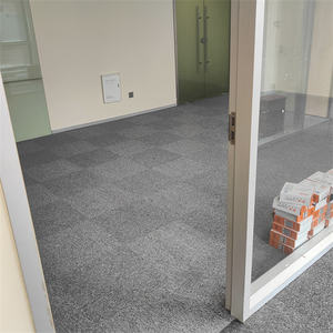 Dalles <span class=keywords><strong>de</strong></span> moquette épaissies pour bureau, couverture <span class=keywords><strong>de</strong></span> grande surface, sols en <span class=keywords><strong>ciment</strong></span>, gris, absorption acoustique forte, usage commercial - Product Image 1