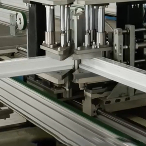 Machine de fabrication de portes et fenêtres CNC entièrement automatique, <span class=keywords><strong>cadre</strong></span> horizontal en <span class=keywords><strong>PVC</strong></span>, machine de <span class=keywords><strong>nettoyage</strong></span> et de soudage à quatre coins - Product Image 4