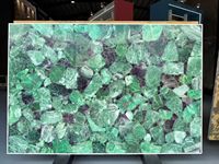 Dalle de pierre semi-précieuse en agates vertes et fluorite, polie sur mesure pour comptoir de réception d'hôtel et restaurant