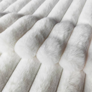 Textile de maison <span class=keywords><strong>tissu</strong></span> de <span class=keywords><strong>fourrure</strong></span> de lapin rayé à longs poils <span class=keywords><strong>tissu</strong></span> de <span class=keywords><strong>fausse</strong></span> <span class=keywords><strong>fourrure</strong></span> à poils longs de haute qualité tissus textiles pour oreiller - Product Image 3