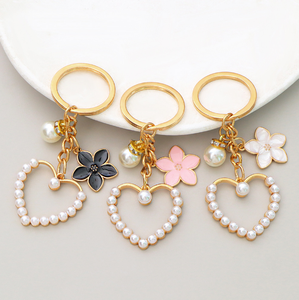 Porte-clés en alliage parfumé avec perle de style mode et pendentif camélia, décoration de sac à main pour fille, cadeau pour petite amie - Product Image 1