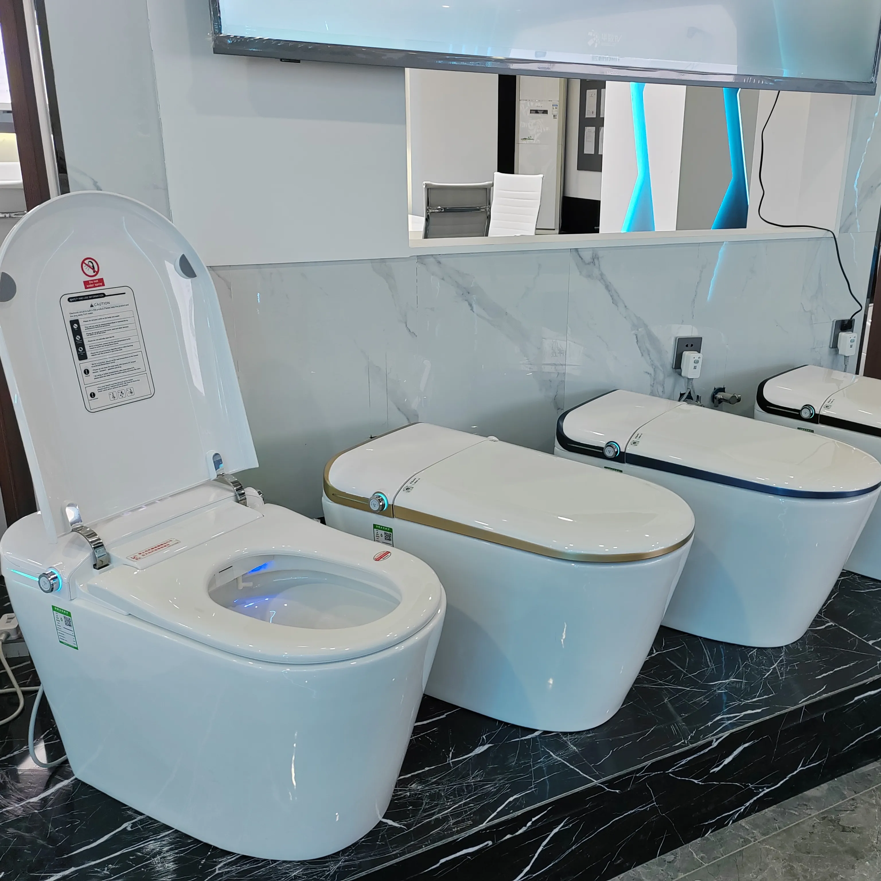 Modern tek parça akıllı tuvalet sıcak su ile uzatılmış otomatik gömme operasyon ısıtmalı LED ekran ile klozet kapağı yüksek TankToilets
