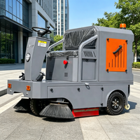 Balayeuse de voirie électrique ZMT E-22 S16 avec cage confortable, benne à déchargement hydraulique, système de réduction de la poussière par aérosol et bac à déchets de 160L